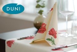 Duni Serie Monique mit Floralem Motiv in Rot un Creme.