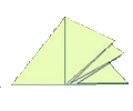 Klappen Sie die linke Hälfte des Dreiecks symmetrisch auf die rechte Hälfte und wiederholen Sie denselben Vorgang spiegelverkehrt mit der linken Seite der Serviette.