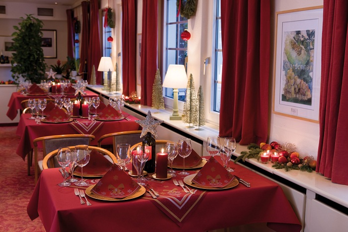 Tischdekoration Christmas Charm Bordeaux Mustertisch Tischdekoration Weihnachten von Duni bei Tafeldeko