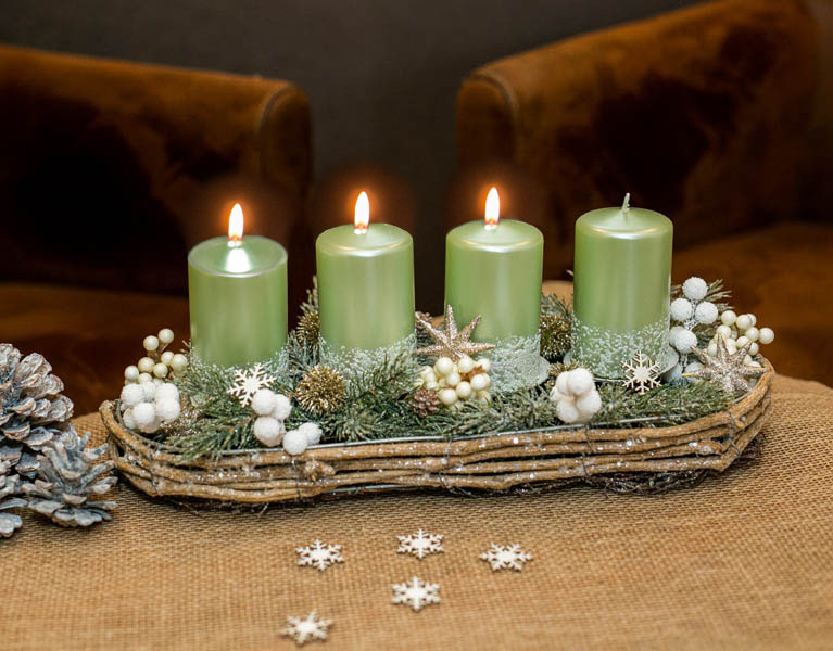 Adventskranz Glitzergestell mit Kerzen in Pastellgrün.