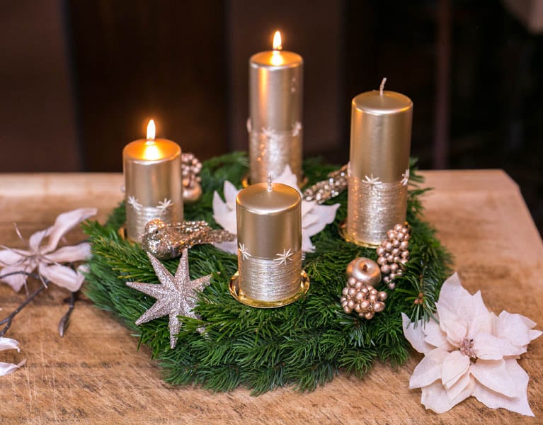 Adventskranz Goldener Advent. Tannenkranz mit dezenter goldener Verzierung