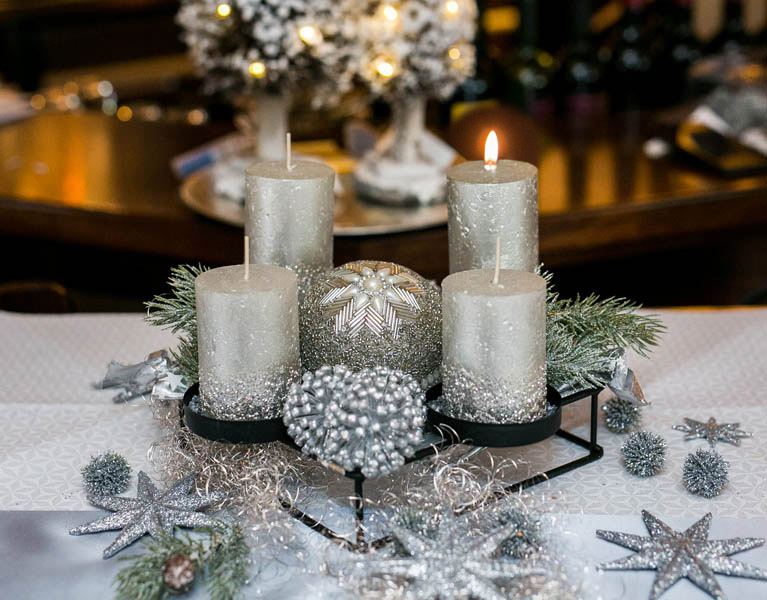 Adventskranz Metallgestell Moderne Elegance in Silber.