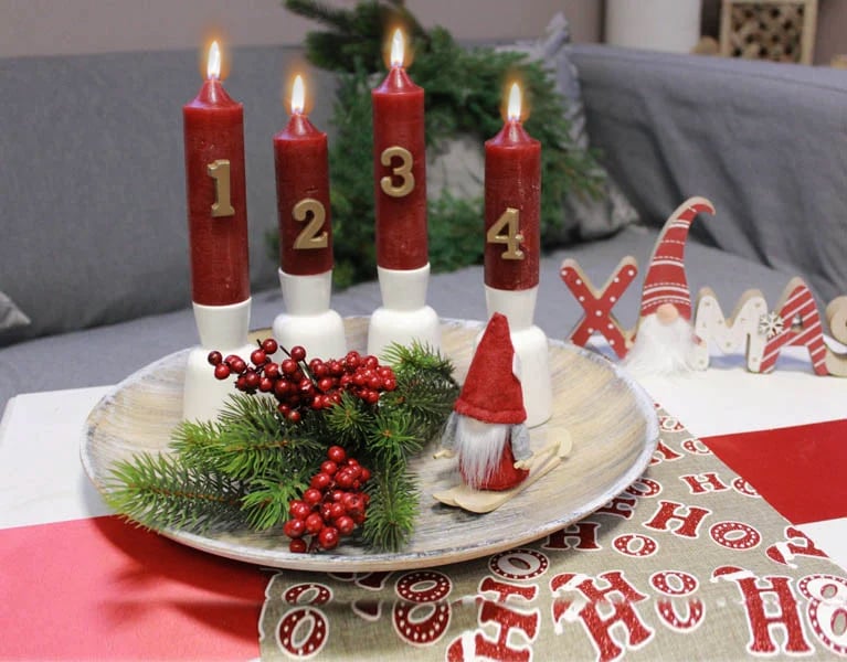 Moderner Adventskranz-Teller mit Stabkerzen in Rot.