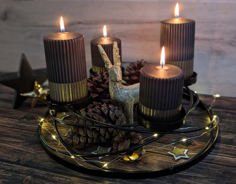 Mottodeko Glanzvolle Weihnachten in Gold und Schwarz.