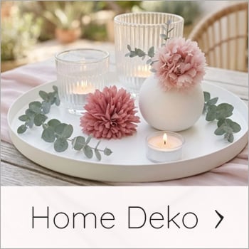 Tablett mit Blumen, Kerzengläsern auf einem rosa weich fallenden Tischläufer