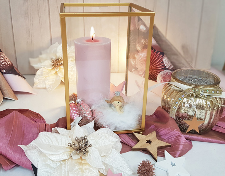 Dekobeispiel Weihnachtsdeko Engel mit Kerze in Rosa.