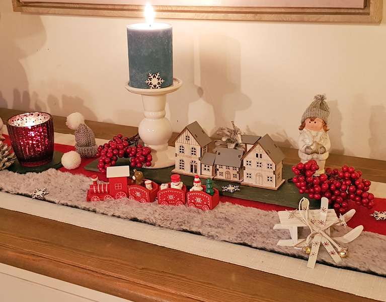 Dekoset Weihnachtsbahnhof als Sideboardeko.