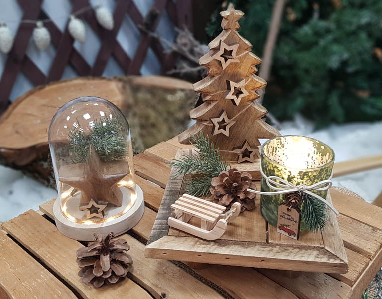 Dekoidee Weihnachten mit Holzfiguren.