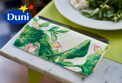 Duni Serie Banas mit sommerlichem Blättermotiv.