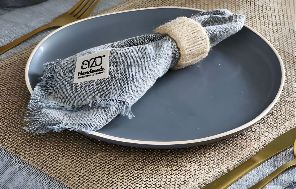 Wohndekoidee mit Leinen Servietten, Tischläufer