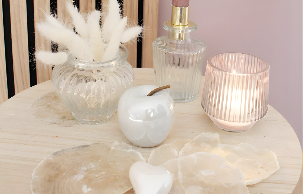 Wohndekoidee in Rosa mit Kerzenhaltern aus Glas und Perlmuttscheiben