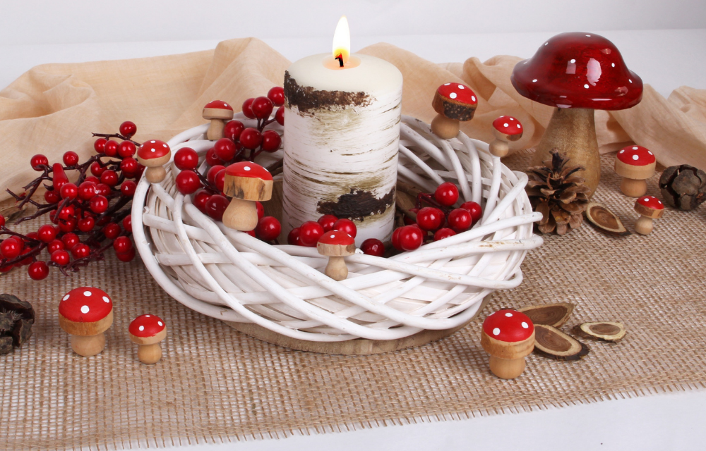 Dekokranz mit roten Beeren für Herbst