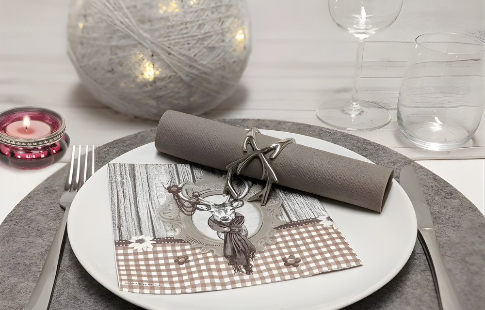 Tischdeko für die Herbstzeit mit Hirsch als Motiv.