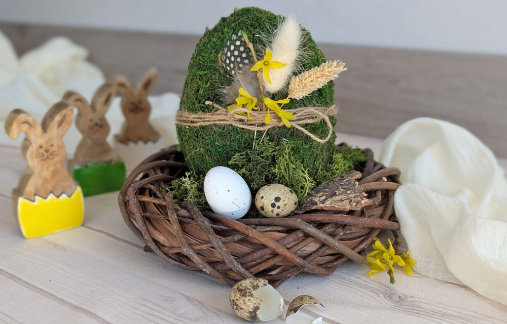 Dekobeispiel für die Osterzeit mit Moos Ei Kranz