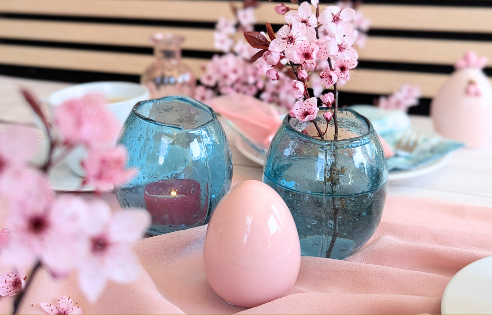 Österliche Deko mit kleinen Keramik Eiern und Vasen in Eierform