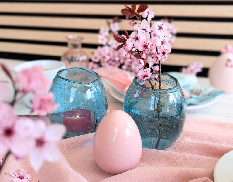 Österliche Deko mit kleinen Keramik Eiern und Vasen in Eierform