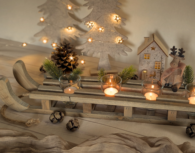 Lichterdeko Winterlicher Windlicht-Schlitten.