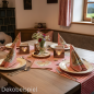 Gedeckter Tisch mit Servietten im Alpendeko Look
