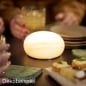 Duni LED-Tischlampe Alaea, kabellos und wiederaufladbar, mit Akku und passender Fernbedienung, modernes Design auf festlich gedecktem Tisch, warmes stimmungsvolles Licht.