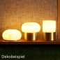 LED-Tischlampen Alaea, Fleur & Namak, kabellos und wiederaufladbar, drei Designs, im Holzregal, warmes stimmungsvolles Licht.