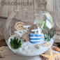 Dekobeispiel mit Kugelvase und maritimem Strand