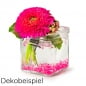 Dekobeispiel Windlicht Cubus als Vase mit Blume in Pink und Raindrops.