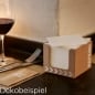Dekobeispiel für die Duni Spenderbox mit 50 Bio Dunisoft Cocktail Servietten, 20 x 20 cm.