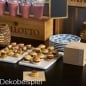 Dekobeispiel für die Duni Spenderbox mit 50 Bio Dunisoft Cocktail Servietten in Natural Brown, 20 x 20 cm.