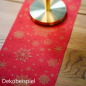 Nahaufnahme von dem Duni Bio Dunicel® Tischläufer Stargazing Red auf Holz Tisch.