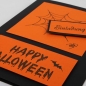 Einladungskarte Happy Halloween, Spinnennetz in Orange/Schwarz.