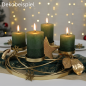 Metall Adventskranz mit 4 Kerzentellern in Gold, 35 cmm, mit dunkelgrünen Kezen ausdekoriert.