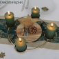 Metall Adventskranz, Ring mit 4 Kerzentellern in Gold, 40 cm mit grünen Kerzen, ausgeschmückt.