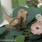 Dekobeispiel mit dem Holz Streudeko Vogel mit Federverzierung.