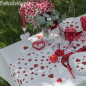 Dekobeispiel mit dem Gaze Tischläufer Valentinstag, Herzen in Rot glitzernd, 28 cm.