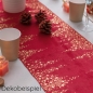 Dekobeispiel von dem Velours Tischläufer Weihnachten, Sterne in Rot/Gold, 26 cm.