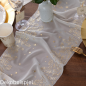 Dekobeispiel mit dem Tischläufer hauchdünn, Weihnachten, Zweige in Creme/Gold, 27 cm.