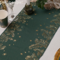 Dekobeispiel mit dem Tischläufer hauchdünn, Weihnachten, Blätter in Tannengrün/Gold, 27 cm.