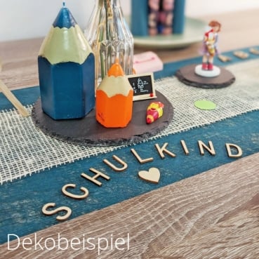 120 Holz Streudeko Buchstaben, Zahlen und Zeichen, mit Klebefolie, zur Einschulung, 27 mm Dekobeispiel - 120 Holz Streudeko Buchstaben, Zahlen und Zeichen zur Einschulung, 27 mm.