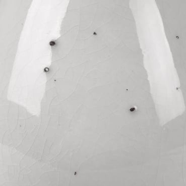 Großer Keramik Kerzenständer Crackle für Stumpen- und Kugelkerzen in Weiß, 23 cm. Nahaufnahme.