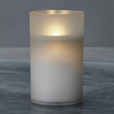 Die Duni LED Leuchte Element mit flackernder „Flamme“ und einer Brenndauer von 20.000 Stunden besteht aus einem unzerbrechlichen, glatten und gefrosteten Material.