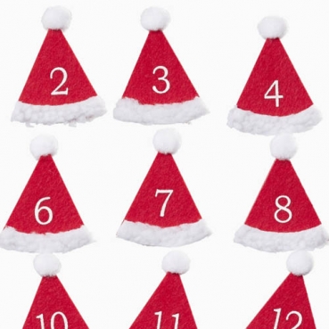 24 Filz Adventskalender Zahlen, Nikolausmützen mit Klebepunkt, 75 mm Fotoausschnitt der 24 Filz Adventskalender Zahlen, Nikolausmützen mit Klebepunkt, 75 mm.