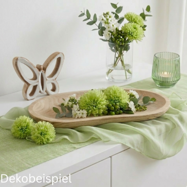Dekorierte Holzschale mit Blumen und Holzschmetterling im Hintergrund