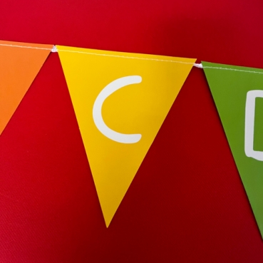 4 Meter Wimpelkette, Einschulung, ABC, kunterbunt Raumdeko Wimpelkette, kunterbunt.