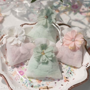 Dekobeispiel für das Bonboniere Säckchen Chic in Weiß, 8 x 10 cm.