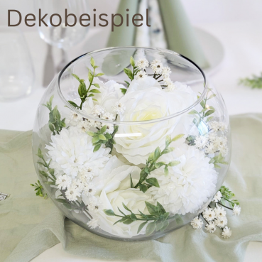 Stilvolle Kugel Glasvase gefüllt mit weißen Kunst Blumenköpfen und grünem Beiwerk auf einem zarten, mintgrünen Tischläufer.