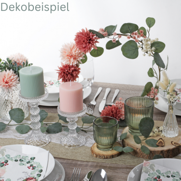 Dekobeispiel mit der Stumpenkerze mit Rillen in Eukalyptus, 75 x 70 mm.