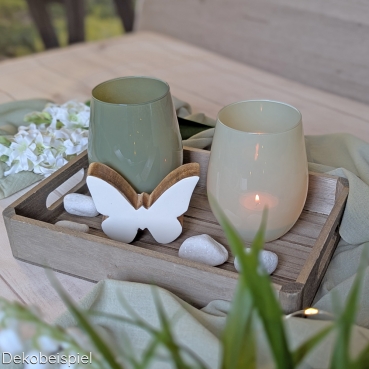 Dekobeispiel in Pistaziengrün mit Holztablett, Windlichtern und Holz Schmetterling.