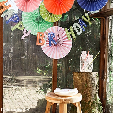 6 Meter Wimpelkette Bunte Motive Dekobeispiel für eine bunte Geburtstagsdeko.