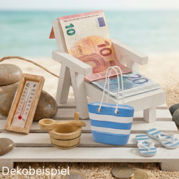 Miniatur-Wellness-Set mit Liegestuhl, Saunazubehör und Geldscheinen als kreative Geschenkidee für Urlaub oder Entspannung.
