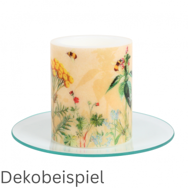 Dekobeispiel mit einer Lampion Stumpenkerze auf dem Glas Kerzenteller rund.